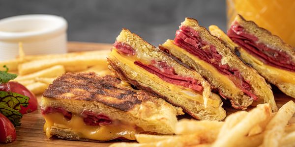 Meşhur Menemenci Akın &  Tost