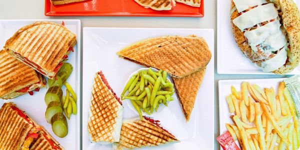 Ayvalık Tost Dünyası & Taksim Hamburger