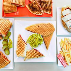 Ayvalık Tost Dünyası & Taksim Hamburger